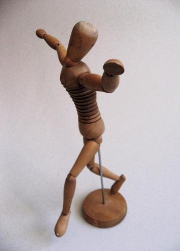 Oude houten manikin /tekenpop met beweegbare ribben beschikbaar voor biedingen