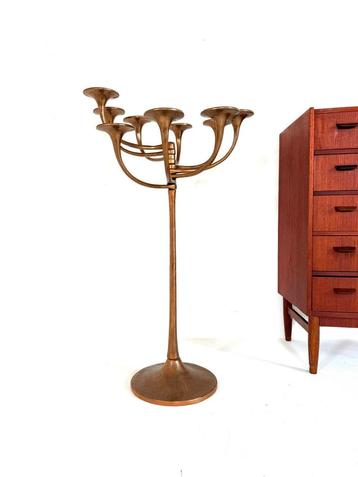 Brutalistische XL bronzen kandelaar, Michael Harjes ‘70 beschikbaar voor biedingen