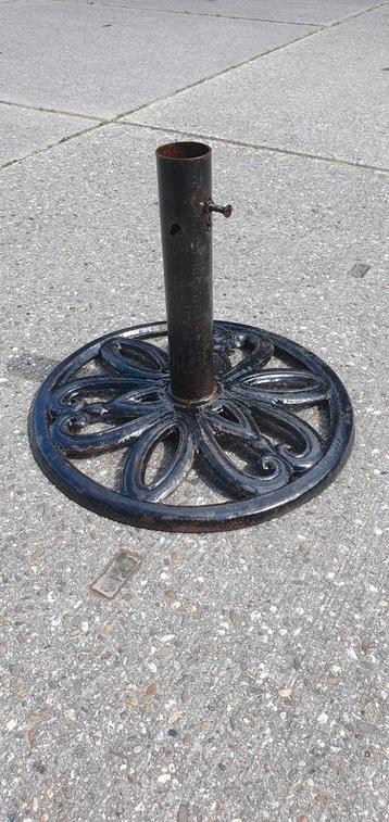 Brocante gietijzeren parasolvoet 44cm beschikbaar voor biedingen