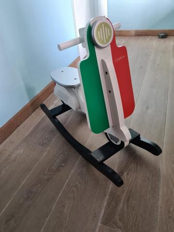Hippe coole prachtige schommelscooter Vespa Italia beschikbaar voor biedingen