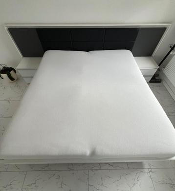 Bed met 2 nachtkastjes 