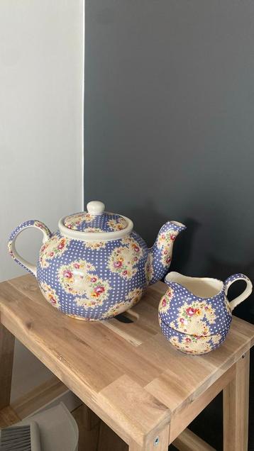 Theepot set beschikbaar voor biedingen