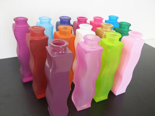 15 Gekleurde vintage Skämt glazen vaasjes van het bekende, Huis en Inrichting, Woonaccessoires | Vazen, Zo goed als nieuw, Overige kleuren
