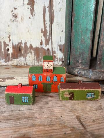 Antieke  houten Deense huisjes , speelgoed beschikbaar voor biedingen