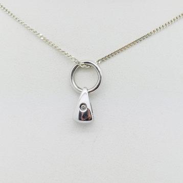 Een zilveren hanger met diamant  beschikbaar voor biedingen