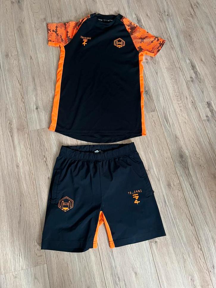 Voetbalsetje pakje touzani 140, Kinderen en Baby's, Kinderkleding | Maat 140, Gebruikt, Jongen of Meisje, Sport- of Zwemkleding