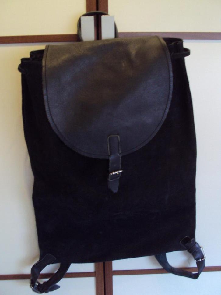 Myomy rugtas / Hans Ubbink / zwart suède, Sieraden, Tassen en Uiterlijk, Tassen | Damestassen, Gebruikt, Overige typen, Zwart