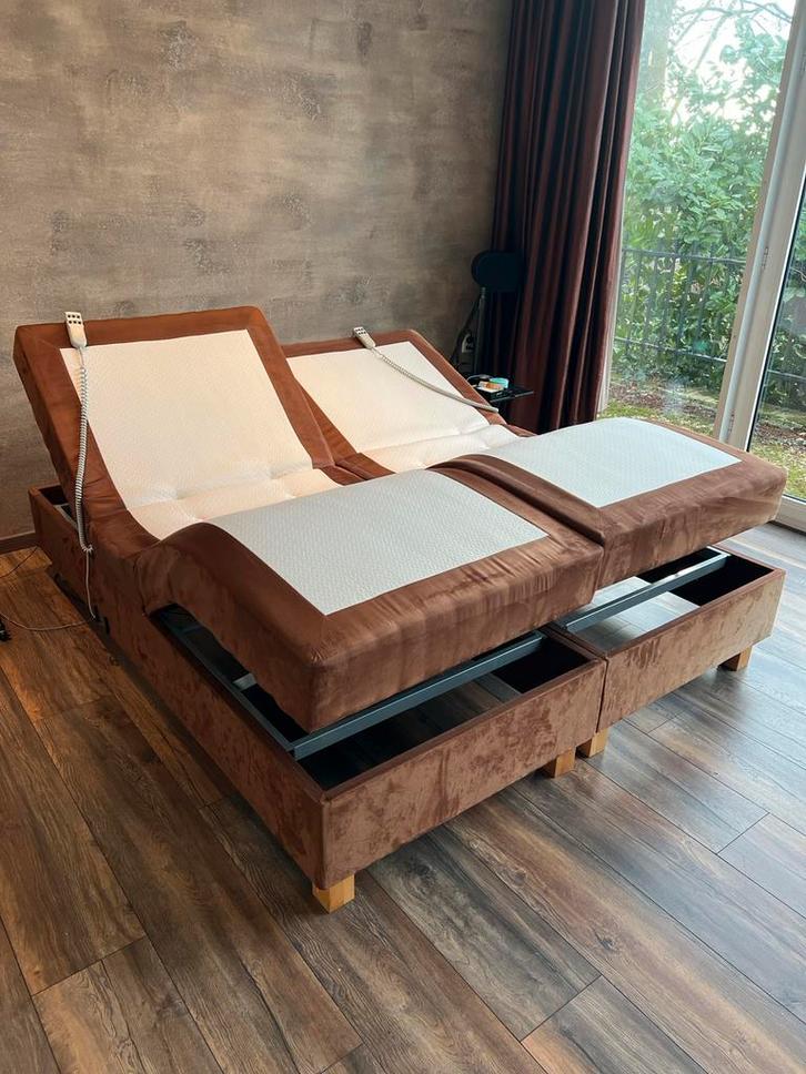 Verstelbaar tweepersoons bed, Huis en Inrichting, Slaapkamer | Bedden, Gebruikt, Tweepersoons, 180 cm, 210 cm, Stof, Bruin, Verstelbaar