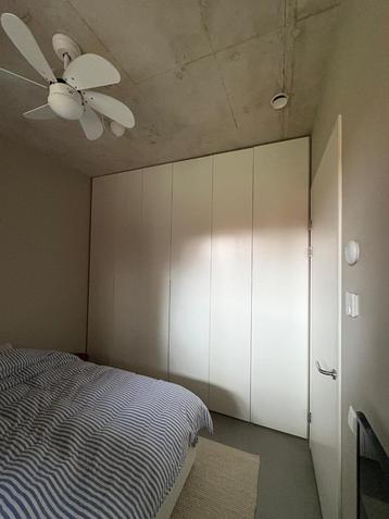 Ruime en hoge (garderobe)kast