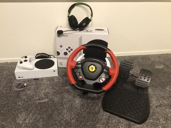 Xbox Series S + thrustmaster ferrari stuur en accessoires, Spelcomputers en Games, Games | Xbox Series X en S, Zo goed als nieuw
