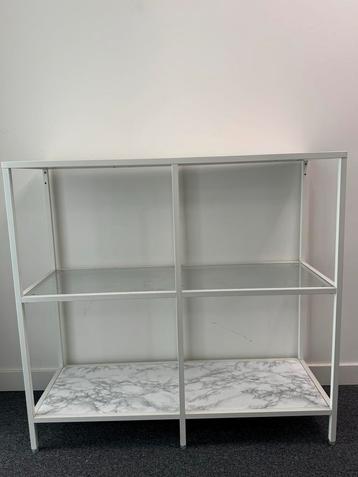 IKEA Vittsjö – wit frame en marmerlook bodem beschikbaar voor biedingen