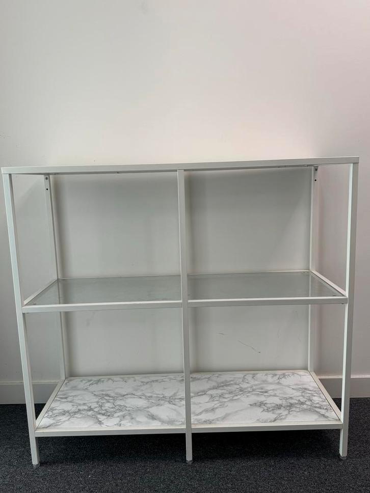 IKEA Vittsjö – wit frame en marmerlook bodem, Huis en Inrichting, Kasten | Stellingkasten, Zo goed als nieuw, Ophalen