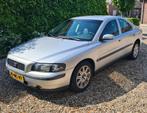 Volvo S60 2.4 140PK 2004 Grijs, Auto's, Volvo, Voorwielaandrijving, 1442 kg, S60, 75 €/maand