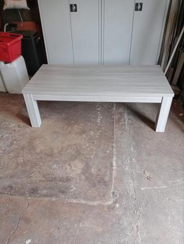 Nette salon tafel beschikbaar voor biedingen