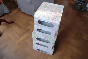 vijf plastic boxen - opvouwbaar beschikbaar voor biedingen