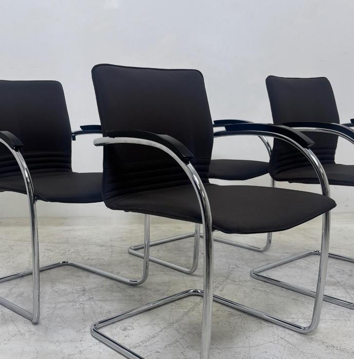 Thonet S79 Cantilever Stoel, Huis en Inrichting, Stoelen, Zo goed als nieuw, Vijf, Zes of meer stoelen, Stof, Zwart, Ophalen of Verzenden
