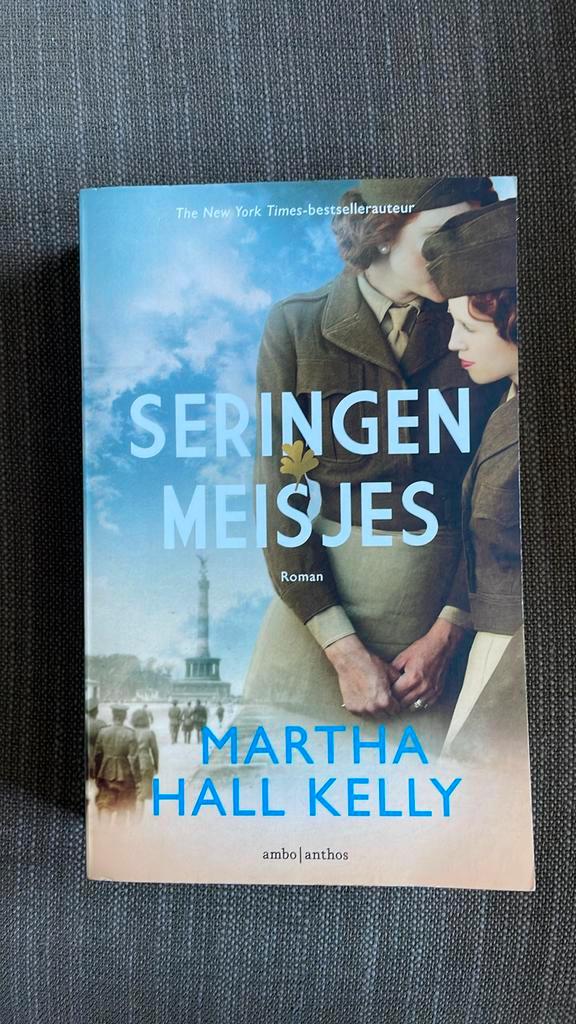 Martha Hall Kelly - Seringenmeisjes, Boeken, Literatuur, Zo goed als nieuw, Amerika, Ophalen of Verzenden