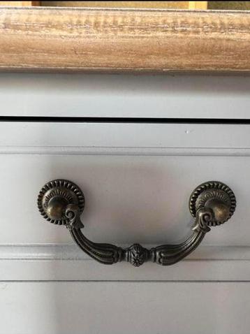 Consolekast met lades beschikbaar voor biedingen