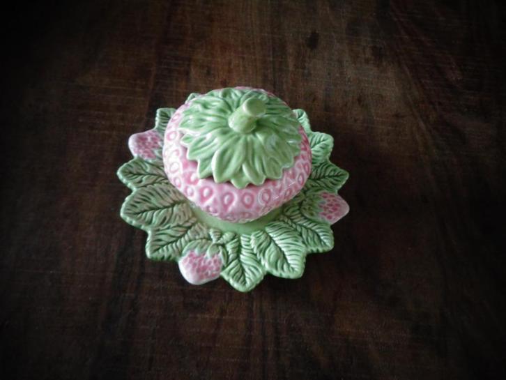 Bordallo bordjes en aardbeipotjes groen roze aardbeitjes, Huis en Inrichting, Keuken | Servies, Zo goed als nieuw, Bord(en), Overige stijlen