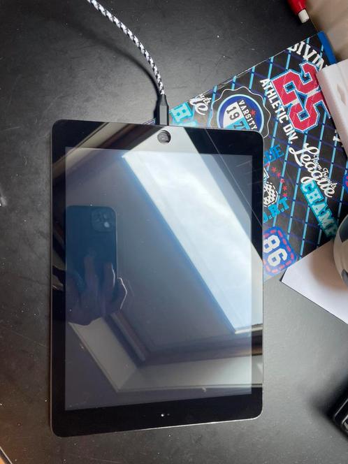 Ipad 2018 met hoesje (defect), Computers en Software, Android Tablets, Zo goed als nieuw, 10 inch, Ophalen of Verzenden