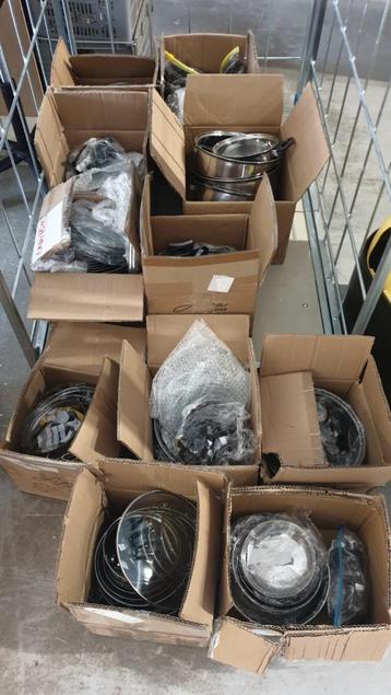 Partijtje pannen met glazen deksel beschikbaar voor biedingen