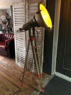 Oude stoere schijnwerper op houten statief industriële lamp, Ophalen of Verzenden, Hout