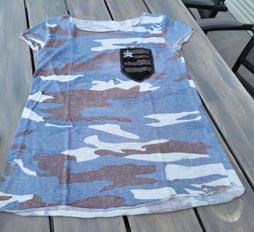 1 keer gedragen, dus z.g.a.n. leuke t-shirts maat S en M  beschikbaar voor biedingen