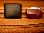 Vintage aansteker met lederen etui, Verzamelen, Rookartikelen, Aanstekers en Luciferdoosjes, Ophalen of Verzenden, Zo goed als nieuw