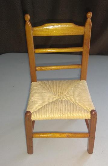 Miniatuur houten eetkamerstoel met biezenzitting beschikbaar voor biedingen