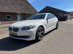 BMW 5-Serie 3.0 I 523 AUT 2011 Wit, Auto's, Achterwielaandrijving, Zwart, Xenon verlichting, 2000 kg