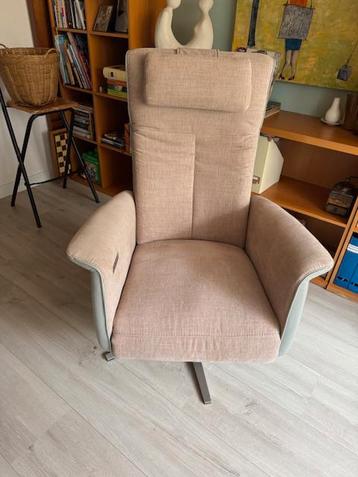 Luxe relax en sta-op fauteuil vrijwel nieuw beschikbaar voor biedingen