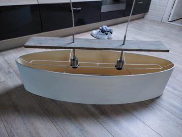 Stijlvolle hanglamp met houten details beschikbaar voor biedingen