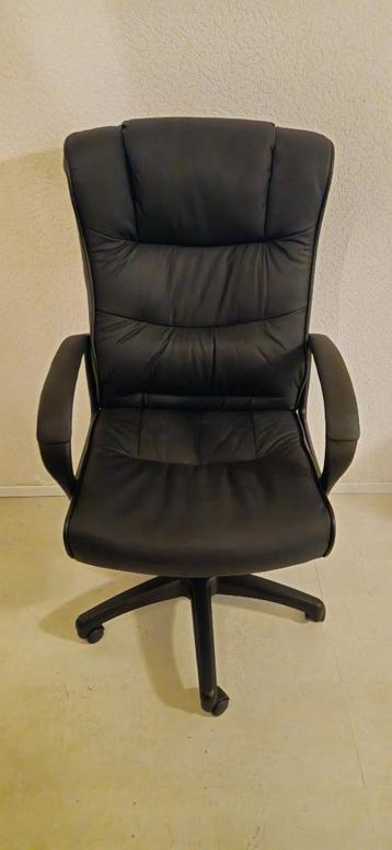 Zwarte bureaustoel beschikbaar voor biedingen