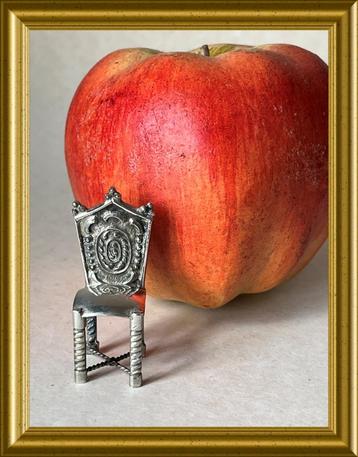 Miniatuur zilveren stoeltje beschikbaar voor biedingen