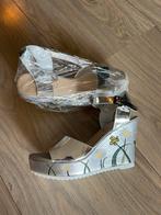 NIEUW Sleehakken Yikamo zilver bijen maat 41, Overige kleuren, Nieuw, Ophalen of Verzenden, Schoenen met hoge hakken