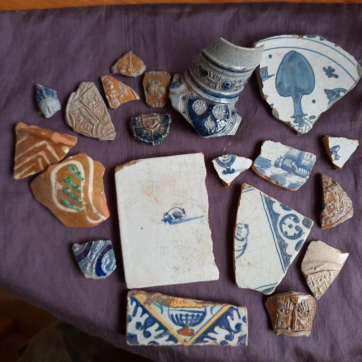 Bodemvondst Friesland: Scherven van Tegels Gres Baardman, Antiek en Kunst, Antiek | Keramiek en Aardewerk, Verzenden