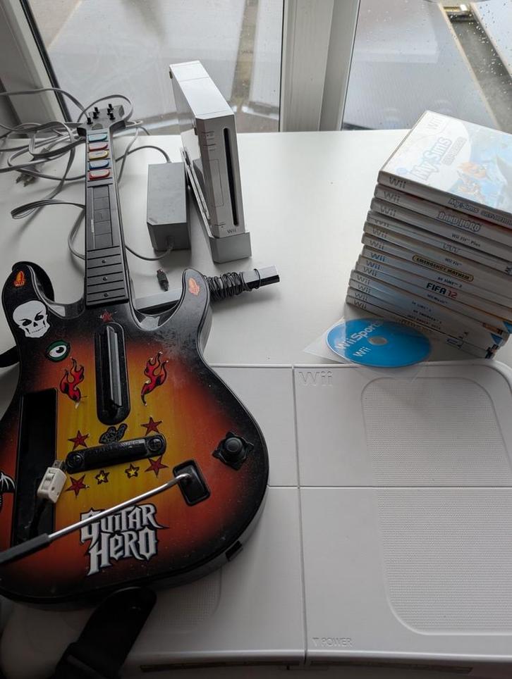 Nintendo Wii met Gitaar & Wii Fit Board, Spelcomputers en Games, Games | Nintendo Wii, Gebruikt, Muziek, 3 spelers of meer, Vanaf 7 jaar