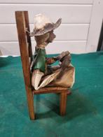 beeld man leest krant op stoel, Ophalen of Verzenden