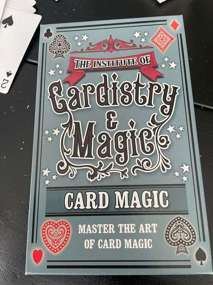 Goochel doos met kaarten cardistry magic kaarten, Hobby en Vrije tijd, Gezelschapsspellen | Kaartspellen, Zo goed als nieuw, Ophalen of Verzenden