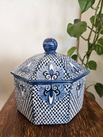 Handgeschilderde Delft Blauwe Zeshoekige Pot vintage beschikbaar voor biedingen