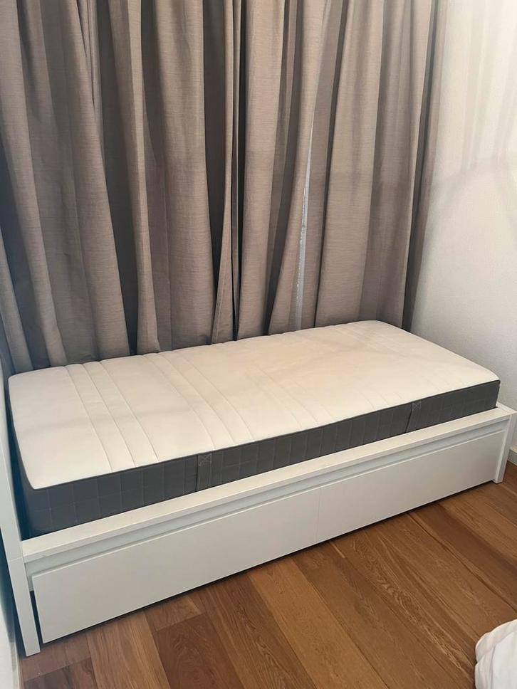 Vilhals bed van IKEA met hoofdbord, Huis en Inrichting, Slaapkamer | Matrassen en Bedbodems, Zo goed als nieuw, 90 cm, Eenpersoons