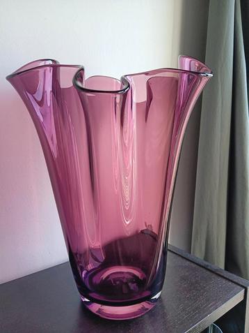 Grote zakdoek vaas 37.5 cm hoog beschikbaar voor biedingen