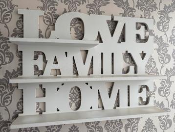 Love family home muurbord met plankjes beschikbaar voor biedingen