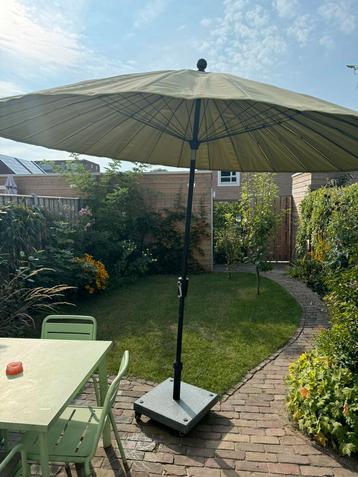 Ronde shanghai parasol met hoes en voet beschikbaar voor biedingen