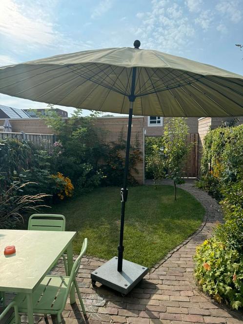 Ronde shanghai parasol met hoes en voet, Tuin en Terras, Parasols, Zo goed als nieuw, Strandparasol, 3 tot 4 meter, Kantelbaar