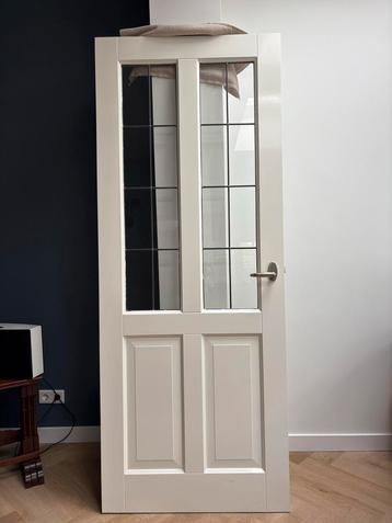 Twee witte binnendeuren met glas in lood 83 bij 210 cm beschikbaar voor biedingen