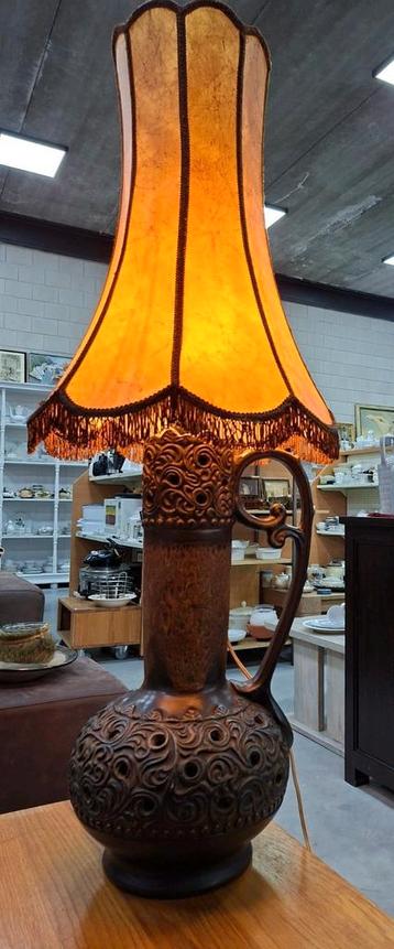 Sfeervolle vintage jaren'70 lamp op keramieken voet beschikbaar voor biedingen