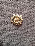 Goud kleurig margriet Broche, Overige materialen, 4 tot 7 cm, Ophalen of Verzenden, Zo goed als nieuw