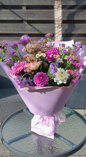 Boeken met verse bloemen  beschikbaar voor biedingen