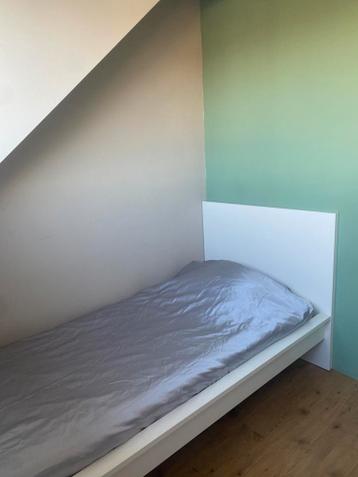 IKEA MALM bed 90x200 + lattenbodem + matras - afbeelding 2